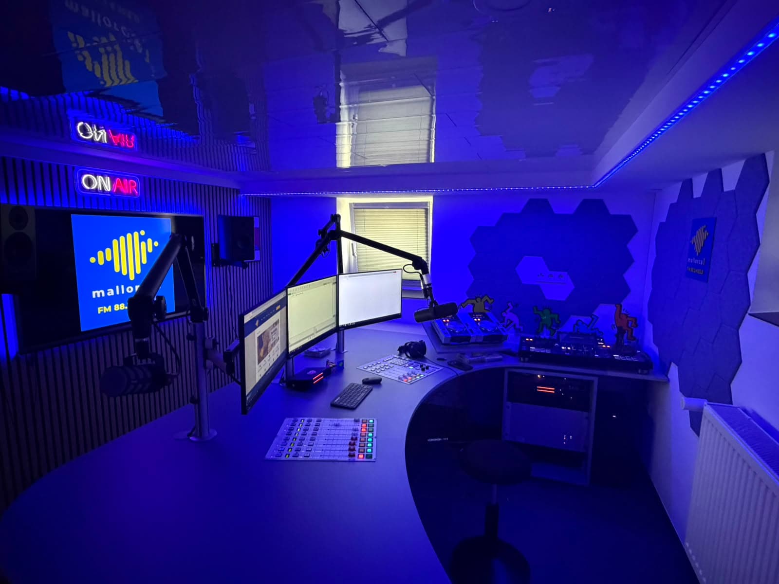Das Sendestudio bei Nacht, Sendepult und Monitore im blauen Licht der Deckenleiste